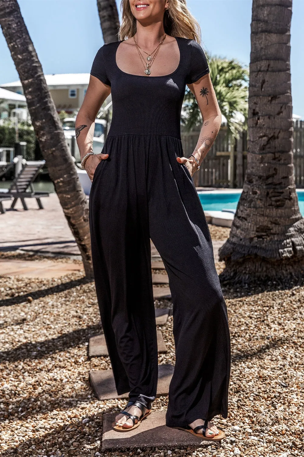 Jumpsuit mit eckigem Ausschnitt und weitem Bein, kurzärmlig